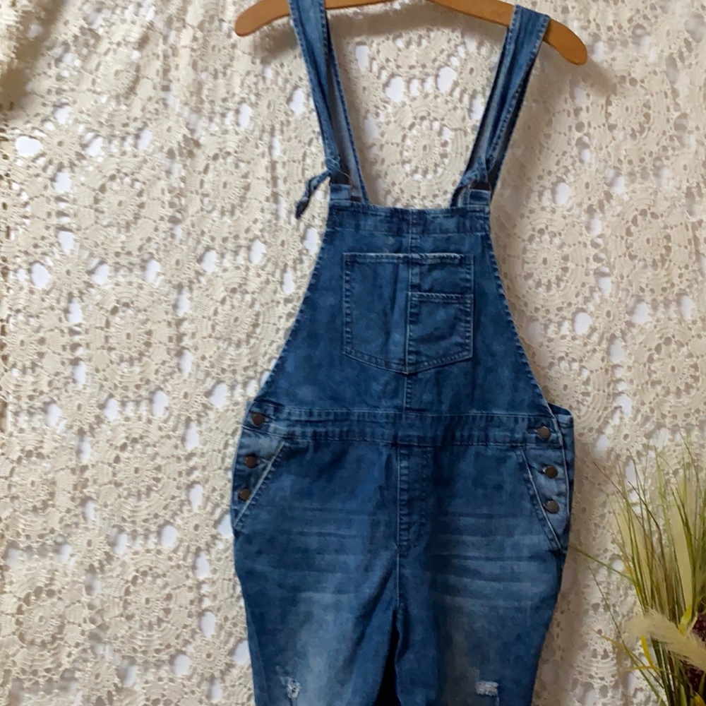 Women’s Forever 21 distressed Blue Jean overhauls size 27 (J-29)